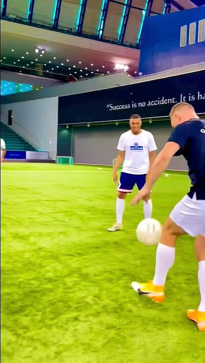 La tête de Mbappé face à ce joueur de Foot freestyle