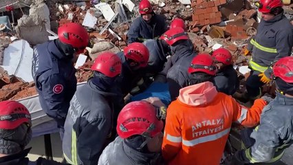 Hatay'da itfaiye ekipleri 1 yaşındaki bebeği enkazdan kurtardı: "Hadi gidelim kuzum"