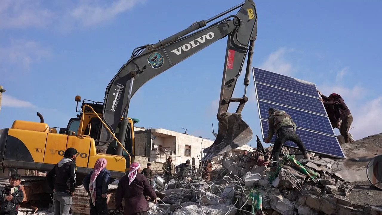 Una recién nacida con el cordón umbilical es hallada con vida en Siria entre los escombros