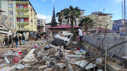 İslahiye'de enkazdan 4 yaşındaki çocuk sağ olarak çıkarıldı