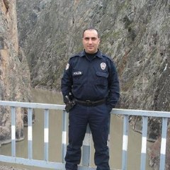 EMEKLİLİK DİLEKÇESİ VEREN VE DEPREMDE ÖLEN POLİS MEMURU, EŞİ VE 3 OĞLU TOPRAĞA VERİLDİ