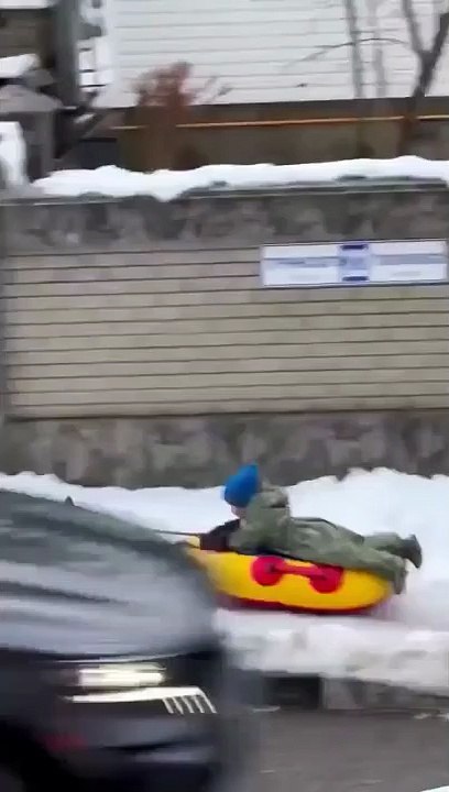 Il court après son chien... et son bébé. Grosse bêtise de papa