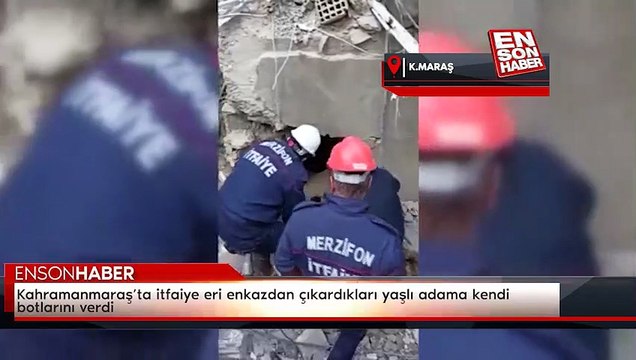 Kahramanmaraş’ta itfaiye eri enkazdan çıkardıkları yaşlı adama kendi botlarını verdi