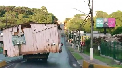 Caminhão atravessa avenida em SC com casa inteira na carroceria