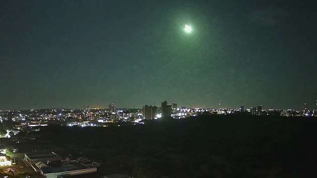 Passagem de meteoro é flagrada em diversas cidades do PR; veja