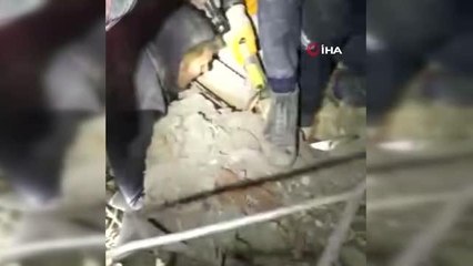 Enkazdan 40 saat sonra sevindiren haber...12 yaşındaki Aysima enkazdan böyle kurtarıldı