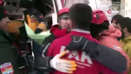 24 saat sonra gelen mucize! Ailesiyle birlikte enkaz altında kalan minik Arda kurtarıldı