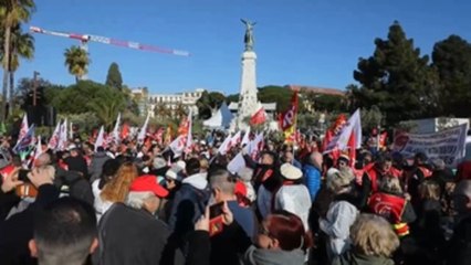 La calle vuelve a exigir a Macron la retirada de la reforma de las pensiones