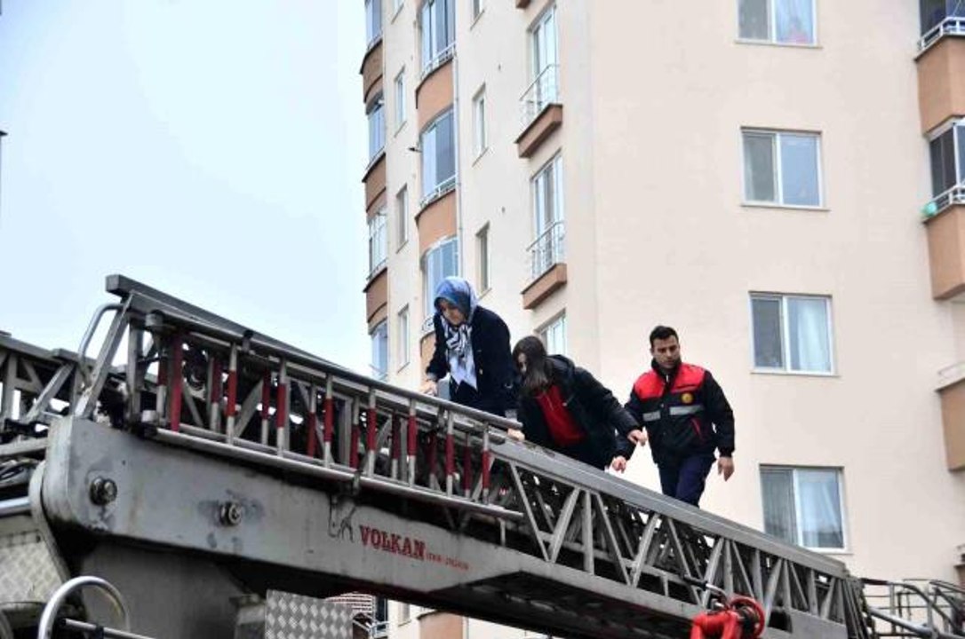 Samsun'da ev yangını: Mahsur kalan 8 kişi kurtarıldı