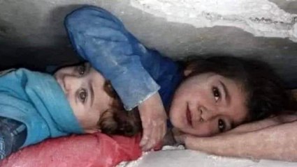 İdlib'te saatler sonra 2 küçük çocuk enkazdan sağ çıkarıldı