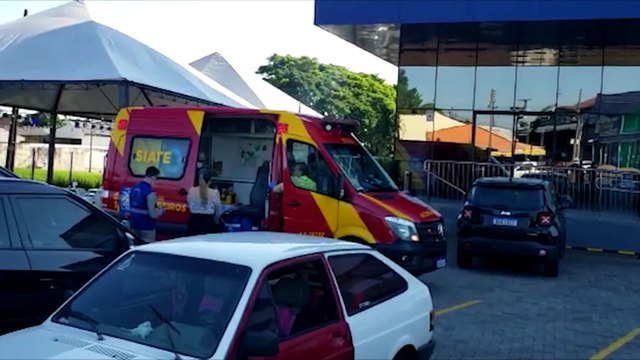 Homem fica ferido ao sofrer queda de plano elevado na Av. Carlos Gomes