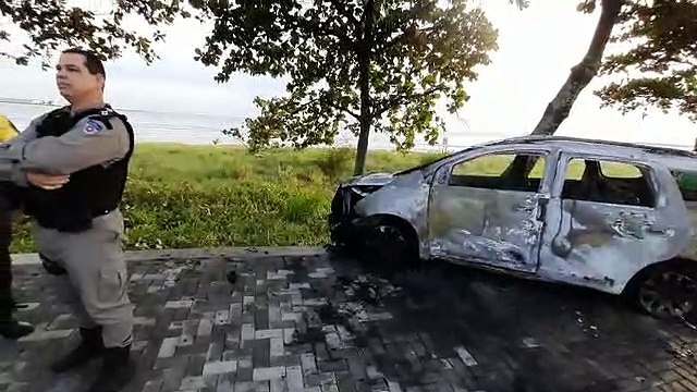 Carro fica totalmente destruído após pegar fogo na Praia da Avenida, em Maceió