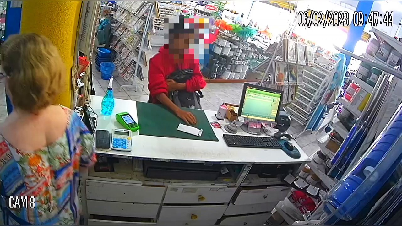 Vídeo mostra mulher furtando cofre de moedas a Uopeccan em loja do centro de Umuarama