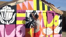فنان مهاجر يضفي لمسة ملونة على جدران الأحياء الفقيرة في موريتانيا