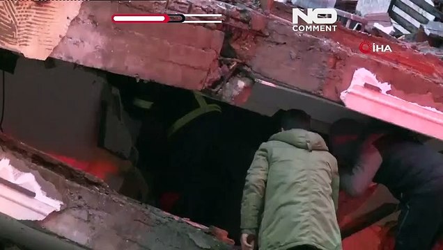 بالفيديو: بعد فاجعة الزلزال... فرق الإنقاذ تسابق الزمن لإخراج الناجين من بين الأنقاض