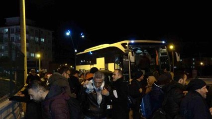 Gönüllü doktor ve öğretmenler deprem bölgesine gitmek için yola çıktı