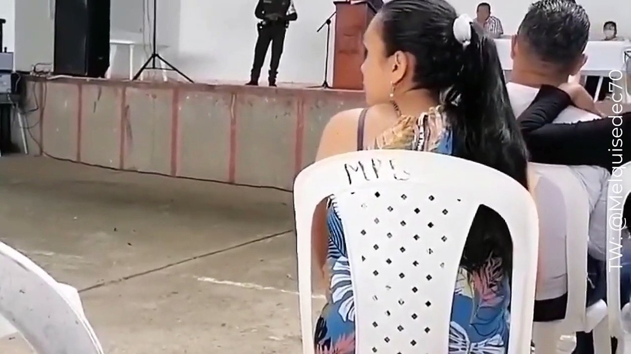 ¿Correcto o exagerado? Pircing, pelo largo, celular y otras prohibiciones de rectora de colegio que se vuelve viral