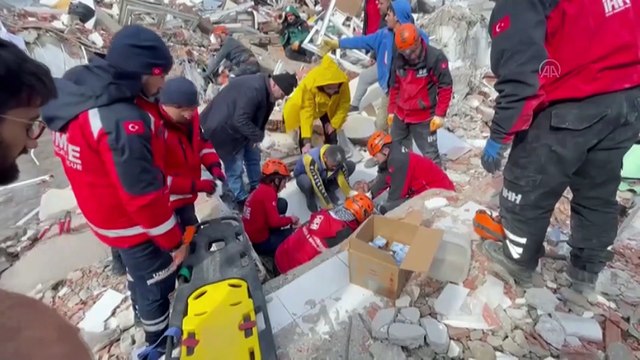 Enkazdan kurtarılan çifte ilk müdahaleyi sağlık çalışanı kızları yaptı