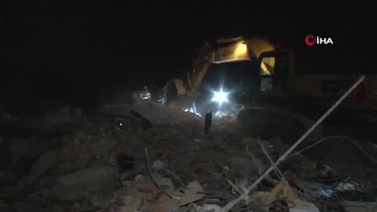 Enkaz başında ateş yakarak yakınlarının kurtarılmasını beklediler