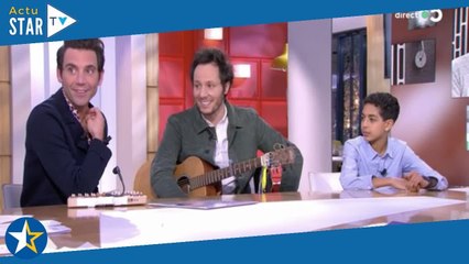 "J'avais 15 ans" : Vianney fait une belle surprise à Mika en direct dans C à vous et balance une sur