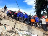 Antakya'da 35 saat sonra 2 kişi enkazdan sağ olarak çıkarıldı