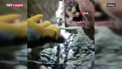 Enkaz altındaki bebeğe elleriyle su verdiler