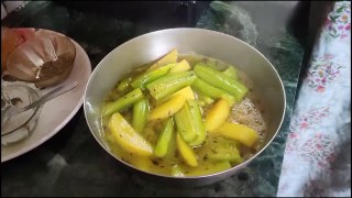 NIRAMISH JHINGE ALOO'R  CURRY RECIPE // দারুন স্বাদের নিরামিষ ঝিঙে আলুর ঝোল // Bengali Style Jhinge Potatoes Curry Niramish Recipe