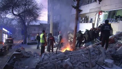Kahramanmaraş'ta 12 saatlik çalışma sonucu enkaz altından sağ olarak kurtarıldı