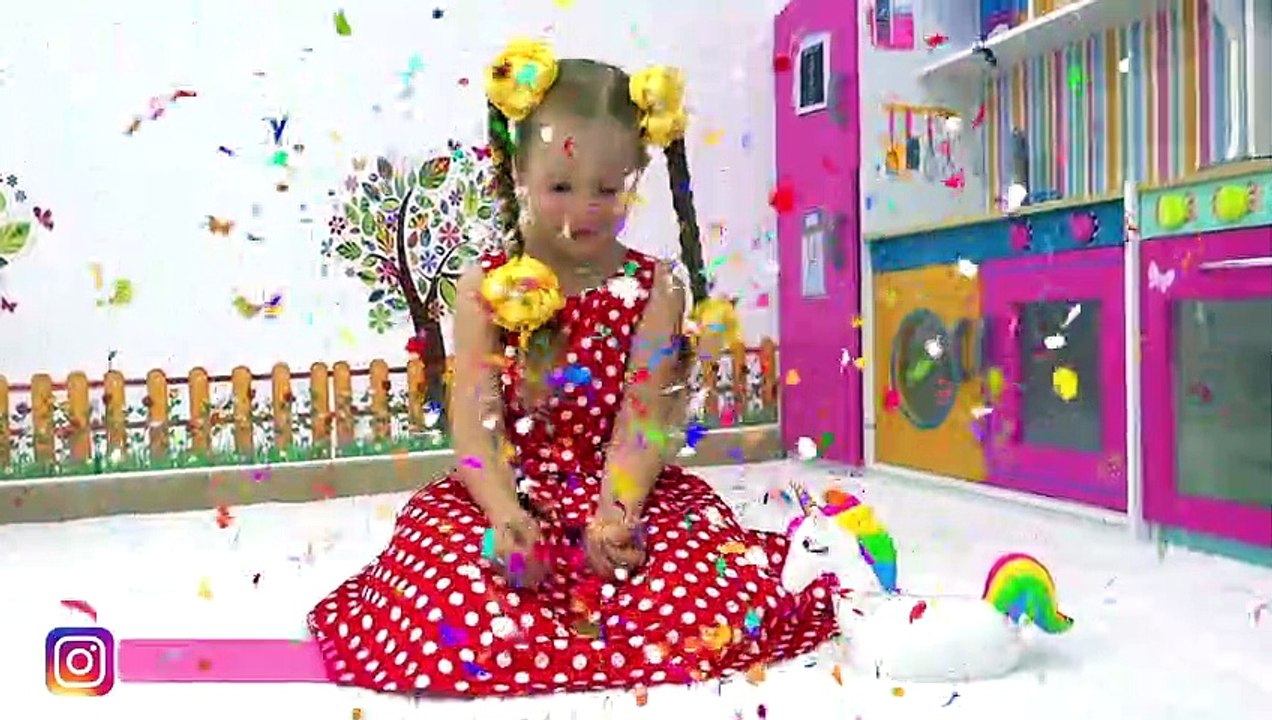 Diana and Roma Pretend Play with Vending Machine   New Story about Surprise Toys!