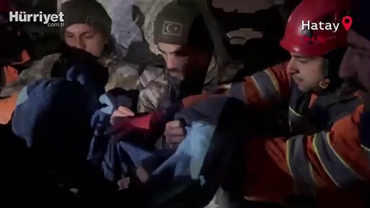 Hatay'da mucize kurtuluş; Ömer enkazdan 49 saat sonra çıkarıldı