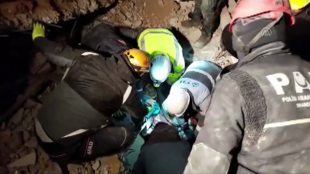 Van Emniyet Müdürlüğü PAK ekibi 2 kişiyi enkazdan kurtardı