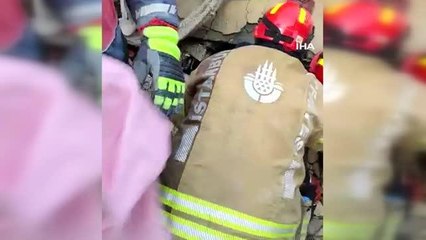 2'si çocuk 3 depremzede enkazın altından böyle kurtarıldı