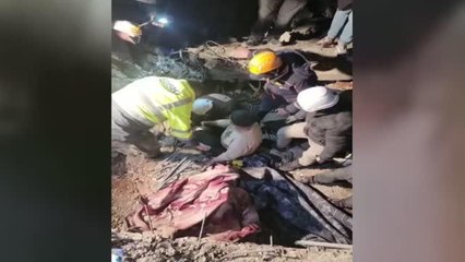 ENKAZDAN KÜÇÜK BİR KIZ ÇOCUĞU SAĞ OLARAK KURTARILDI