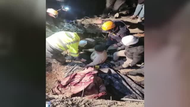ENKAZDAN KÜÇÜK BİR KIZ ÇOCUĞU SAĞ OLARAK KURTARILDI