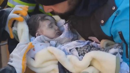 Şanlıurfa'da 1 yaşındaki çocuk enkazdan 53 saat sonra kurtarıldı