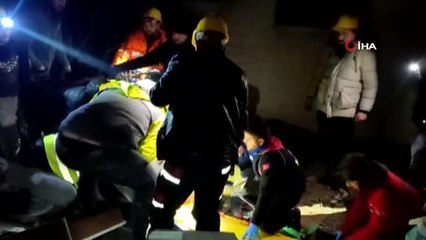 Hatay'da bir kadın 49 saat sonra enkaz altından çıkartıldı