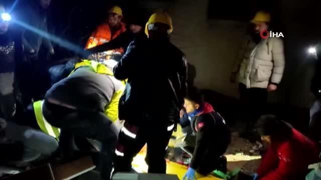 Hatay'da bir kadın 49 saat sonra enkaz altından çıkartıldı