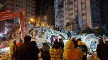 Adana’da 12 katlı binanın enkazından 4 kişinin cansız bedeni çıkarıldı
