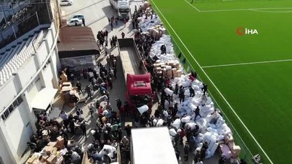 Kahraman eller Maraş'a uzanıyor... Gönüllü gençler depremzedeler için arı gibi çalışıyor
