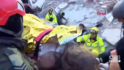 52 saat sonra bir kişi daha enkaz altından canlı çıkarıldı