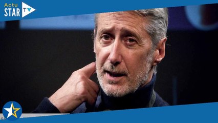 Скачать видео: Antoine de Caunes en deuil : il pleure la mort de Gaëlle Royer, son ex-femmeet mère d’Emma de Caunes