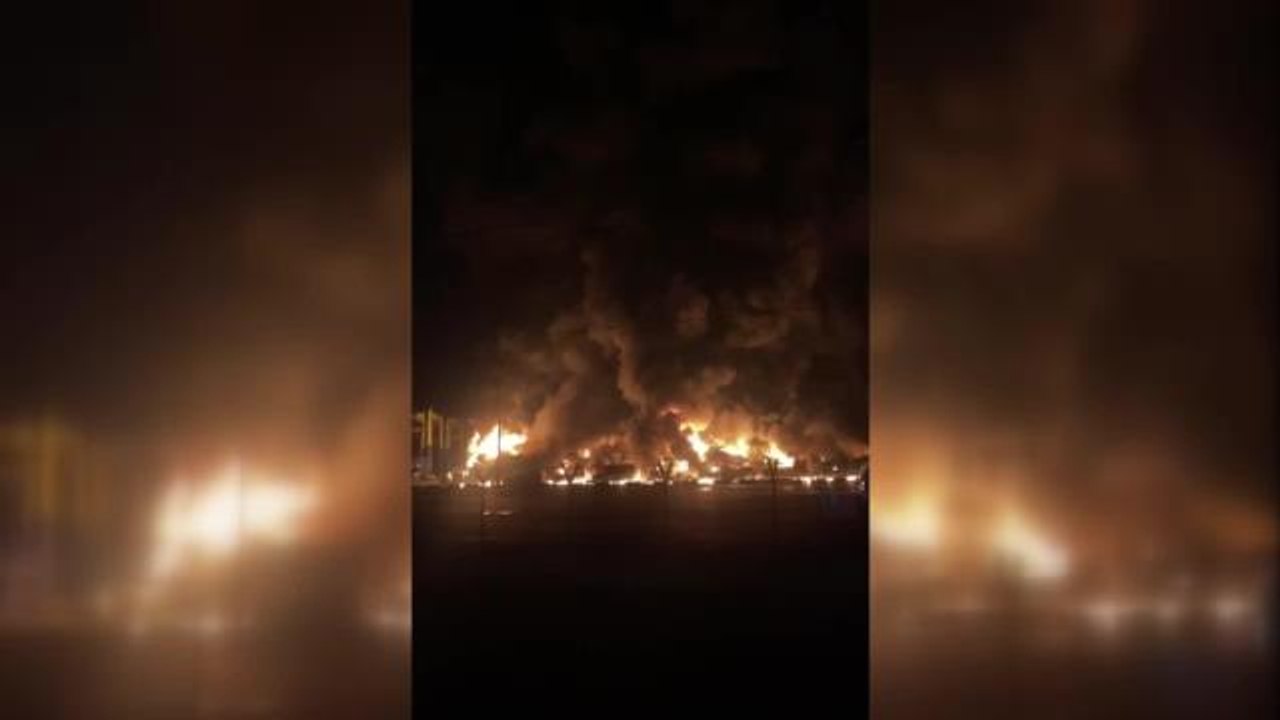 7,7 Büyüklüğündeki Deprem 10 İli Vurdu… İskenderun Limanı'nda Depremde Devrilen Konteynerlerde Çıkan Yangın Üç Gündür Sürüyor