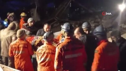 Mehmetçik enkaz altındaki kadını sağ olarak kurtardı