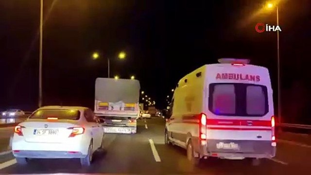 Yardım malzemesi taşıyan kamyonet, yardım malzemesi taşıyan tıra arkadan çarptı