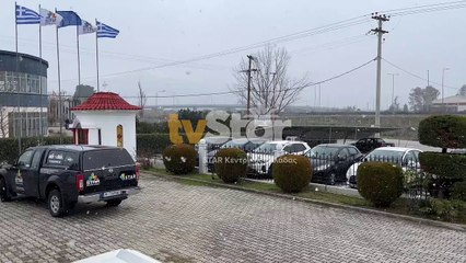 Χιονίζει στη Λαμία