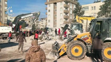 رجال الإغاثة في تركيا يواصلون سباقهم مع الزمن لمحاولة إنقاذ الناجين من الزلزال