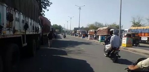 बाड़मेर में एक किमी सड़क पर दोनों तरफ ट्रेलर का कब्जा