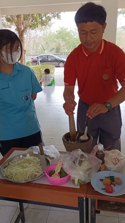 Teaching student how to make "Somtam" or (Green Papaya Salad)