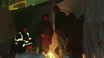 اتراك يعيشون في المخيمات المؤقتة بعد الدمار الهائل في منازلهم