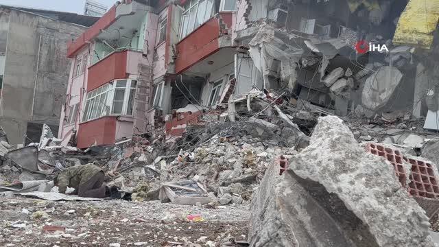 Enkazın başında namaz kılıp yakınları için dua etti